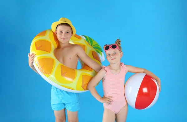 Crianças Pequenas Bonitos Roupa Praia Com Brinquedos Infláveis Fundo Azul — Fotografia de Stock