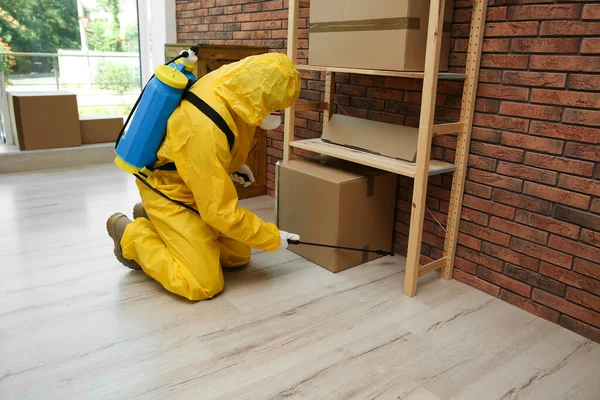 Trabalhador Controle Pragas Terno Proteção Pulverizando Pesticida Dentro Casa — Fotografia de Stock