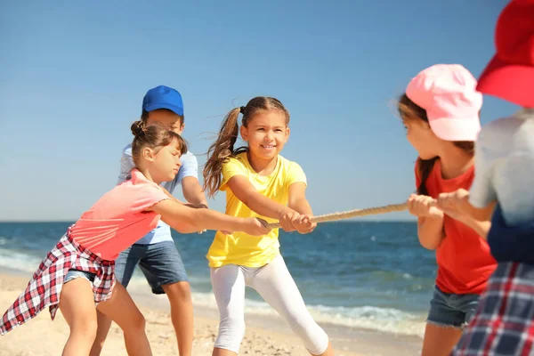 Crianças Bonitos Puxando Corda Durante Puxão Jogo Guerra Praia Campo — Fotografia de Stock
