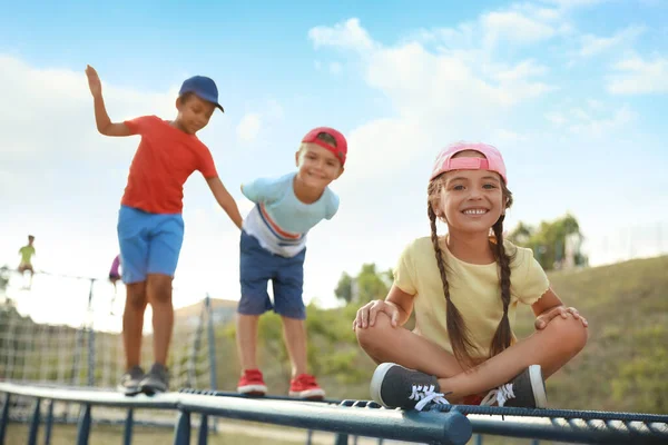 Nette Kinder Auf Spielplatz Kletterer Freien Sommerlager — Stockfoto