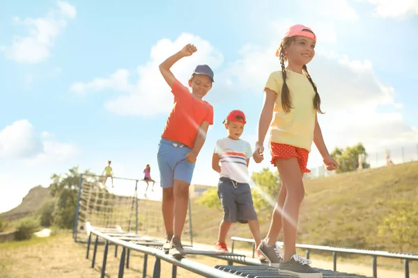 Nette Kinder Auf Spielplatz Kletterer Freien Sommerlager — Stockfoto