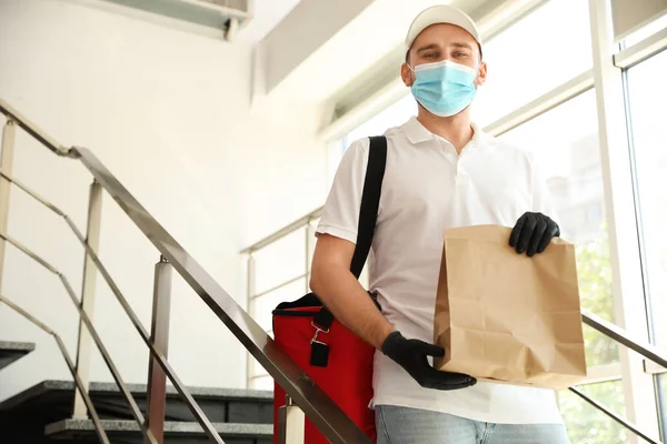 Mensajero Máscara Protectora Guantes Con Orden Interiores Servicio Entrega Restaurante — Foto de Stock