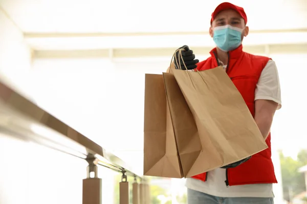 Corriere Maschera Protettiva Guanti Con Ordine All Interno Servizio Consegna — Foto Stock