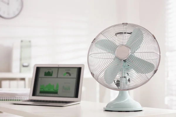 Moderner Elektroventilator Und Laptop Auf Dem Tisch Büro — Stockfoto