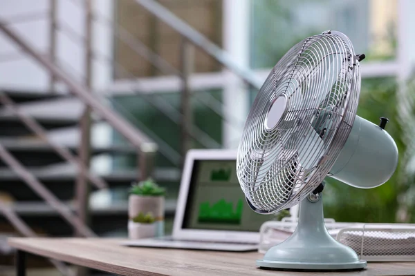 Moderner Elektrischer Ventilator Auf Dem Tisch Büro Raum Für Text — Stockfoto
