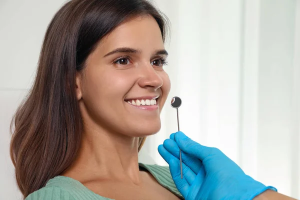Zubař Vyšetřuje Pacientovy Zuby Moderní Klinice Kosmetická Stomatologie — Stock fotografie
