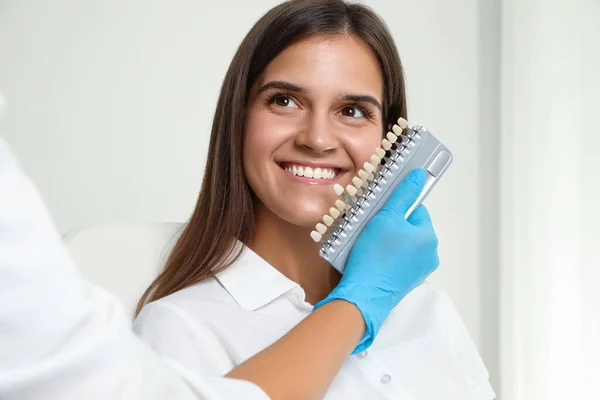 Doktor Kontroluje Barvu Zubů Mladé Ženy Klinice Kosmetická Stomatologie — Stock fotografie