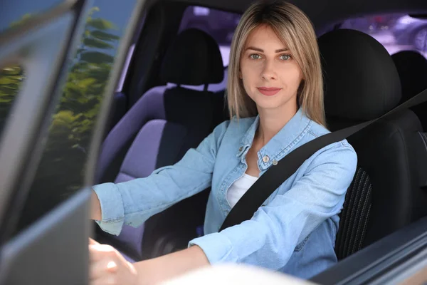 Γυναίκα Προσδεδεμένη Ζώνη Ασφαλείας Στο Κάθισμα Του Οδηγού Στο Αυτοκίνητο — Φωτογραφία Αρχείου
