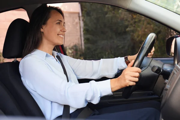 Femme Avec Ceinture Sécurité Attachée Sur Siège Conducteur Dans Voiture — Photo