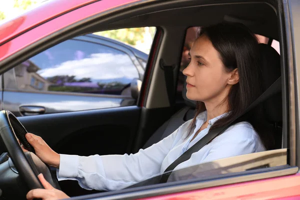 Kobieta Zapiętym Pasem Bezpieczeństwa Siedzeniu Kierowcy Samochodzie — Zdjęcie stockowe