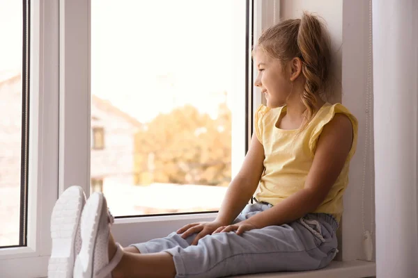 Porträt Des Süßen Kleinen Mädchens Auf Der Fensterbank Hause — Stockfoto