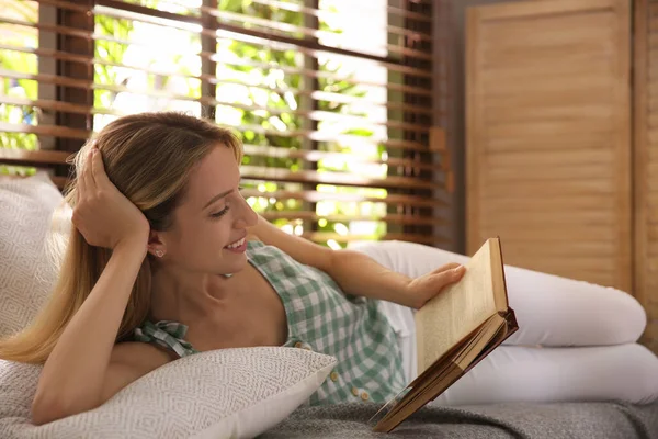 Evdeki Pencerenin Yanında Kitap Okuyan Güzel Genç Bir Kadın — Stok fotoğraf