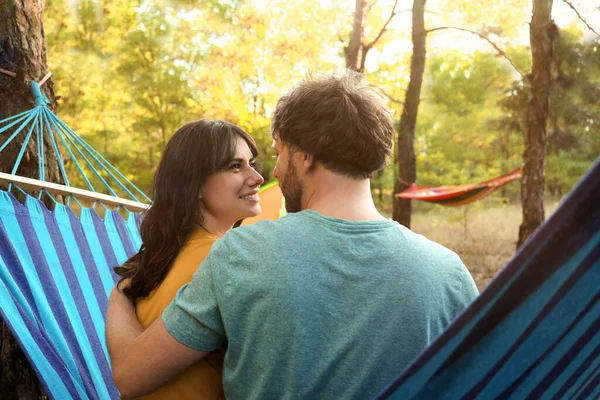 Härligt Par Vilar Bekväm Hängmatta Utomhus — Stockfoto