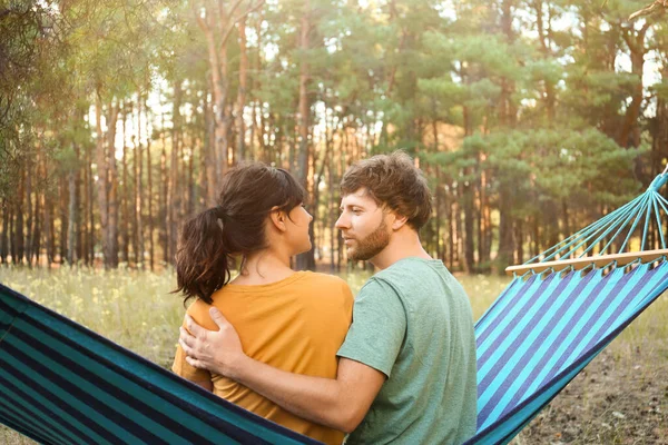 Joli Couple Reposant Dans Hamac Confortable Extérieur Vue Arrière — Photo