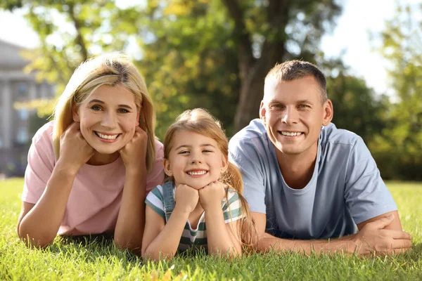 Gelukkige Ouders Met Hun Kind Die Plezier Hebben Groen Gras — Stockfoto