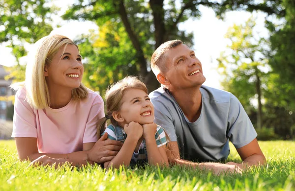 Gelukkige Ouders Met Hun Kind Die Plezier Hebben Groen Gras — Stockfoto