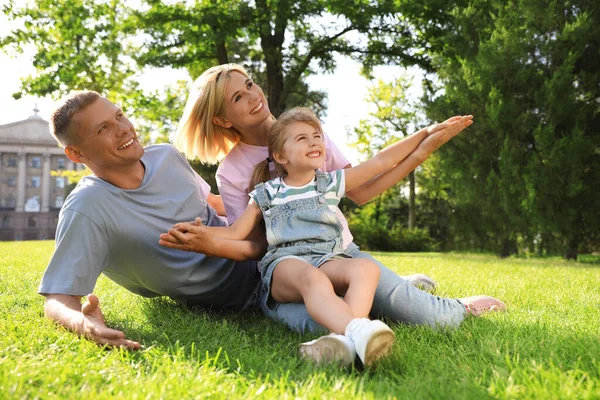 Glada Föräldrar Med Sitt Barn Har Kul Grönt Gräs Att — Stockfoto