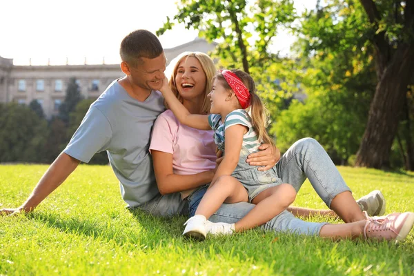 Glückliche Eltern Mit Ihrem Kind Das Spaß Auf Grünem Gras — Stockfoto