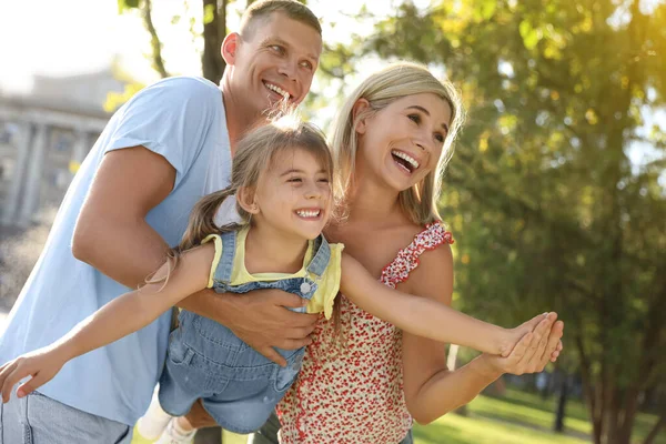 Gelukkige Ouders Met Hun Kind Hebben Plezier Buiten Tijd Doorbrengen — Stockfoto