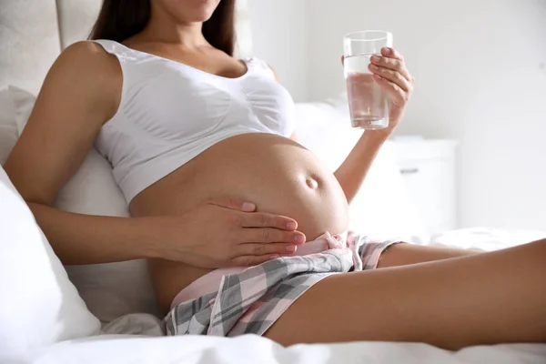 Молодая Беременная Женщина Стаканом Воды Спальне Крупным Планом Забота Здоровье — стоковое фото