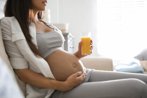 Jovem Grávida Com Copo Suco Sala Estar Close Cuidar Saúde — Fotografia de Stock