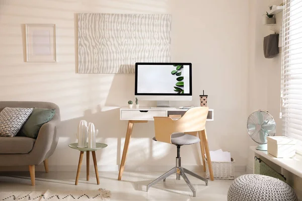 Chaise Bureau Confortable Près Bureau Avec Ordinateur Moderne Intérieur — Photo