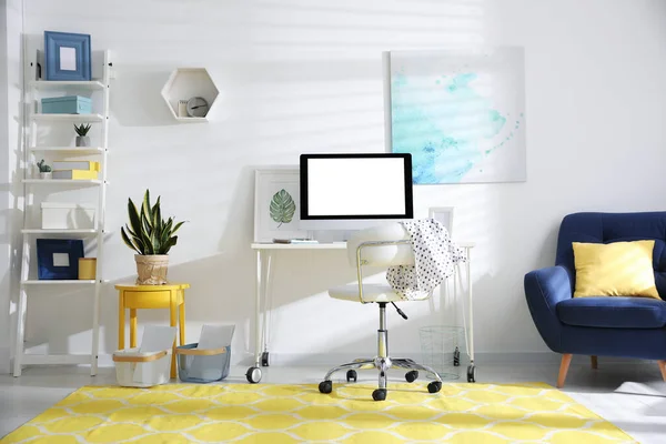 Modern Bilgisayarlı Masa Başında Rahat Bir Ofis Sandalyesi — Stok fotoğraf