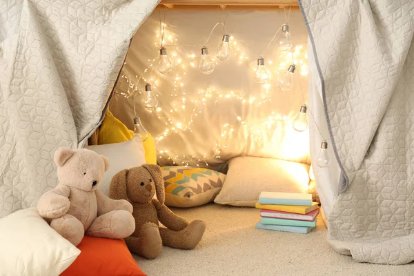 おもちゃや枕を屋内でテントを再生します モダンな子供部屋のインテリア — ストック写真