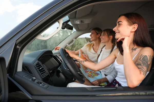 Amici Felici Insieme Auto Viaggio — Foto Stock