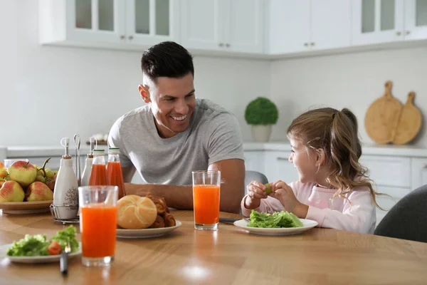 Otec Dcerou Snídají Společně Stolu Moderní Kuchyni — Stock fotografie
