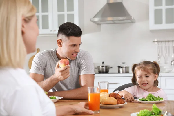 Happy Rodina Snídaní Společně Stolu Moderní Kuchyni — Stock fotografie