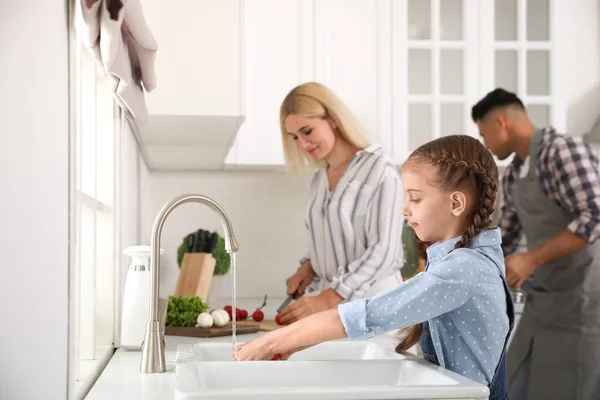 Liten Flicka Tvätta Grönsaker Och Hennes Föräldrar Modernt Kök — Stockfoto