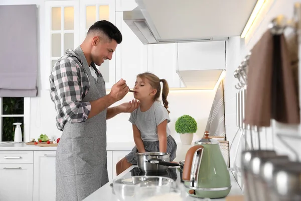 Bambina Con Suo Padre Che Cucina Insieme Nella Cucina Moderna — Foto Stock