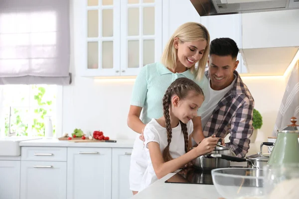 Família Feliz Cozinhar Juntos Cozinha Moderna — Fotografia de Stock