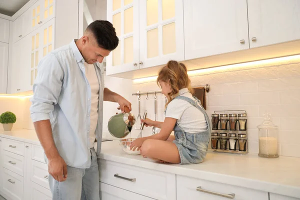 Menina Com Seu Pai Cozinhando Juntos Cozinha Moderna — Fotografia de Stock