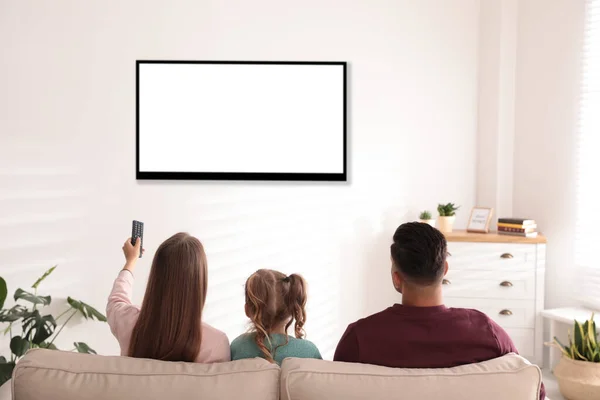 Familie Fernsehen Auf Dem Sofa Hause Rückansicht — Stockfoto