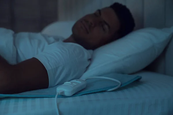 Man Sover Sängen Med Elektrisk Uppvärmning Pad Fokus Kabel — Stockfoto