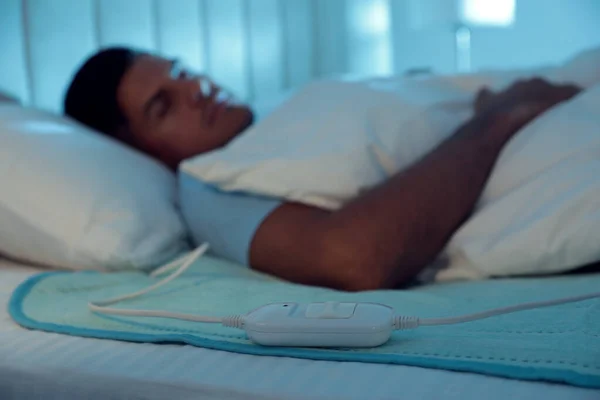 Uomo Che Dorme Letto Con Riscaldamento Elettrico Pad Concentrarsi Sul — Foto Stock