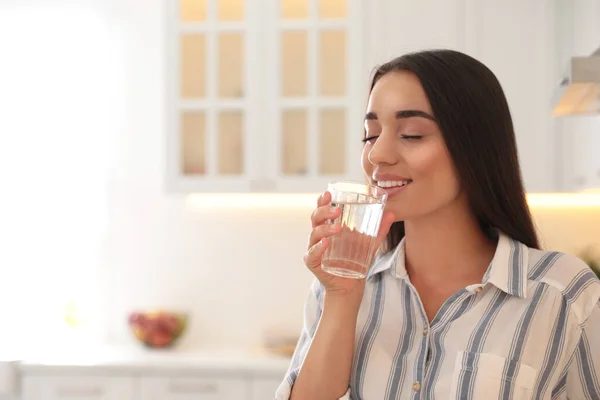 Mujer Joven Bebiendo Agua Pura Vidrio Cocina Espacio Para Texto — Foto de Stock