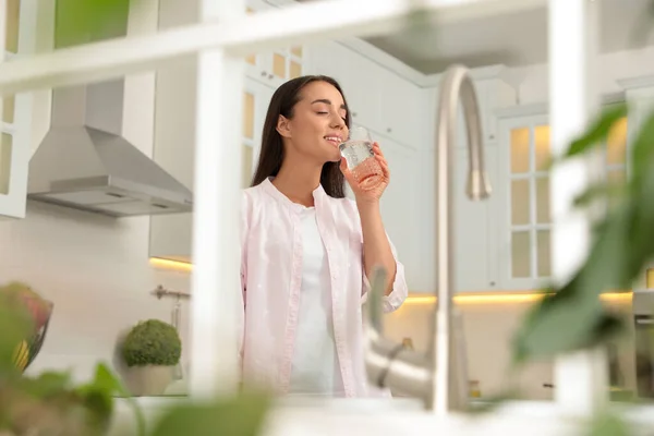 Giovane Donna Che Beve Acqua Pura Dal Vetro Cucina Vista — Foto Stock