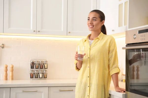 Giovane Donna Che Tiene Bicchiere Acqua Pura Cucina Spazio Testo — Foto Stock