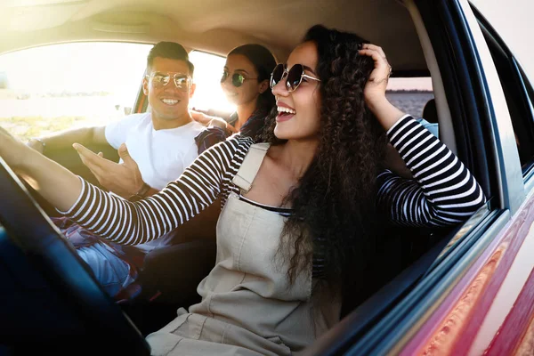 Amici Felici Insieme Auto Viaggio — Foto Stock