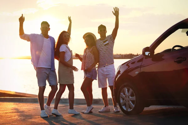 Glückliche Freunde Der Nähe Von Autos Freien Bei Sonnenuntergang Sommerreise — Stockfoto