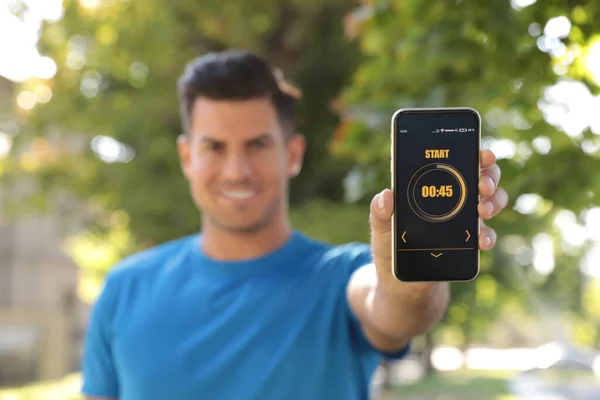 Homem Mostrando Smartphone Com Aplicativo Fitness Livre Foco Dispositivo — Fotografia de Stock