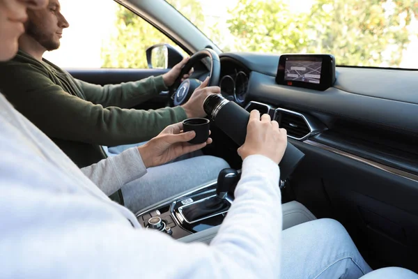 Mujer Con Termo Asiento Del Pasajero Del Coche Primer Plano — Foto de Stock