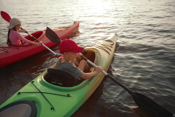 Enfants Faisant Kayak Sur Rivière Coucher Soleil Activité Camp Été — Photo