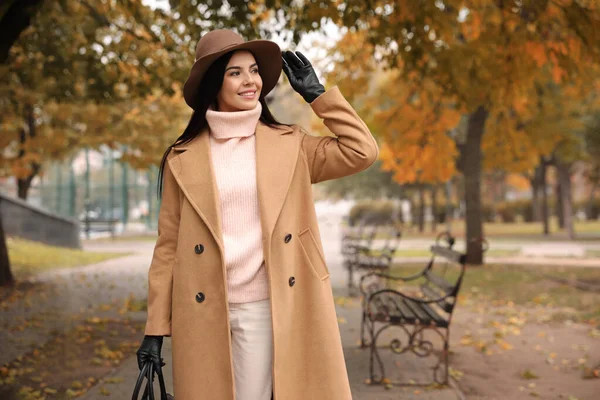 Jonge Vrouw Draagt Stijlvolle Kleding Het Herfstpark — Stockfoto