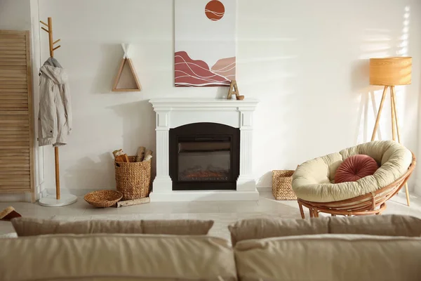 暖炉とパパサンチェア付きの明るいリビングルームのインテリア — ストック写真