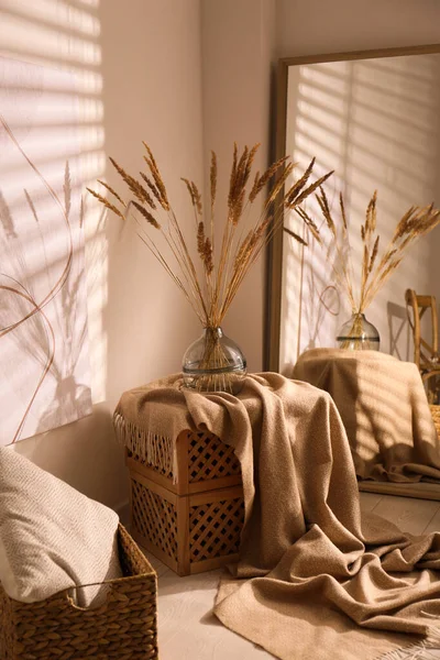 スタイリッシュな部屋のインテリアで装飾乾燥植物や絵画と花瓶 — ストック写真