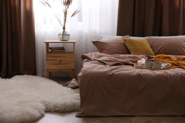 Bed Brown Linens Stylish Room Interior — Stock Photo, Image